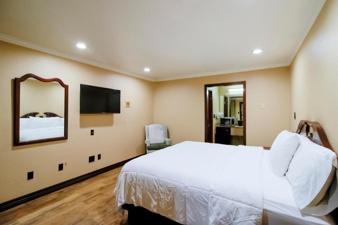 Oyo Pinewood Inn & Suites Silsbee Exterior foto