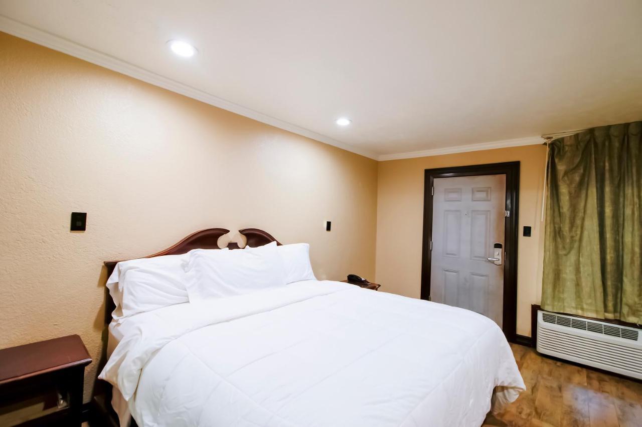 Oyo Pinewood Inn & Suites Silsbee Exterior foto