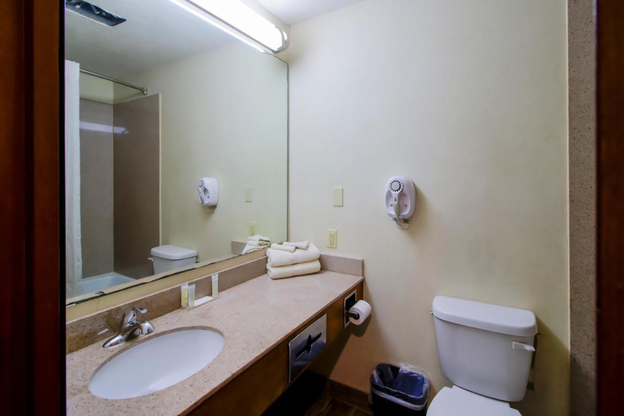 Oyo Pinewood Inn & Suites Silsbee Exterior foto